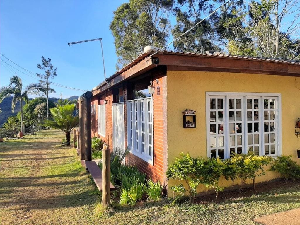 Domingos Martins, localizada na região serrana do Espírito Santo, encanta visitantes com sua atmosfera acolhedora, rica história e belezas naturais deslumbrantes. Seja você um aventureiro em busca de trilhas e cachoeiras, um casal à procura de refúgio romântico ou uma família explorando novos destinos, esta cidade oferece uma experiência que agrada a todos.